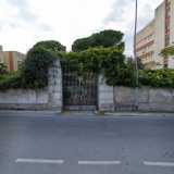 E pensare che, fino a pochi giorni fa, a condurre ai piedi del fabbricato c�era un lungo viale alberato...